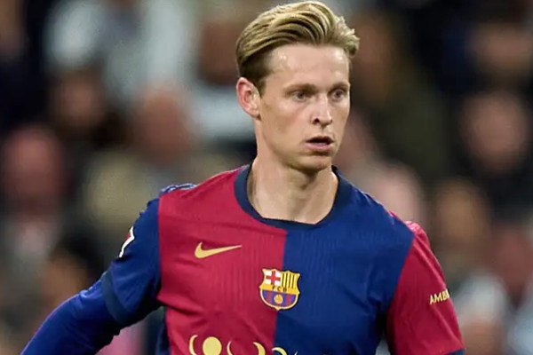 对阵皇家社会比赛中受伤,巴萨中场德容在更衣室里泪流满面